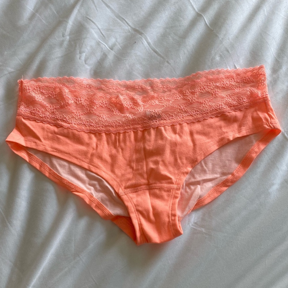 NWT VS Peach Low-Rise Hiphugger Panty